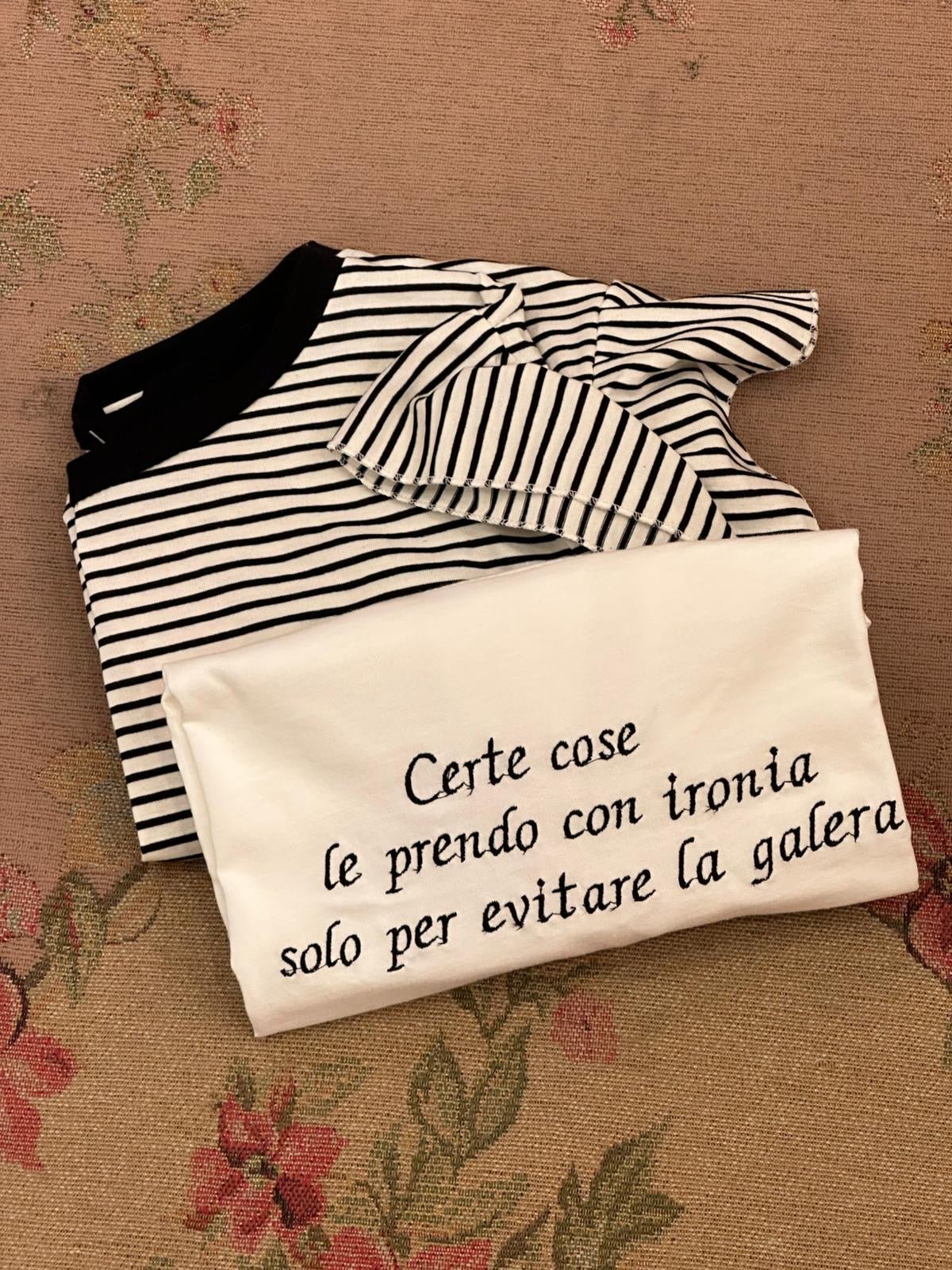 T-shirt Certe cose le prendo con ironia solo per evitare la galera - Carlo Deni