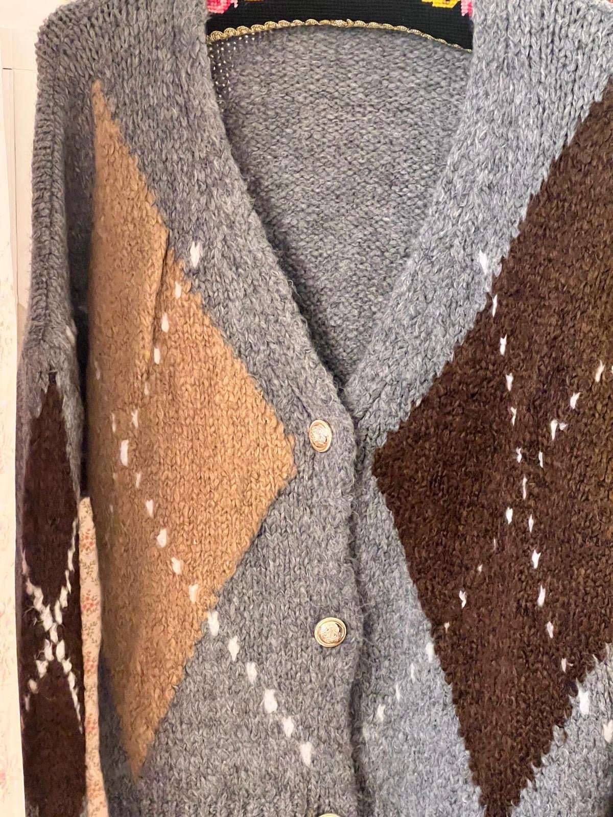 Cardigan over College - Carlo Deni