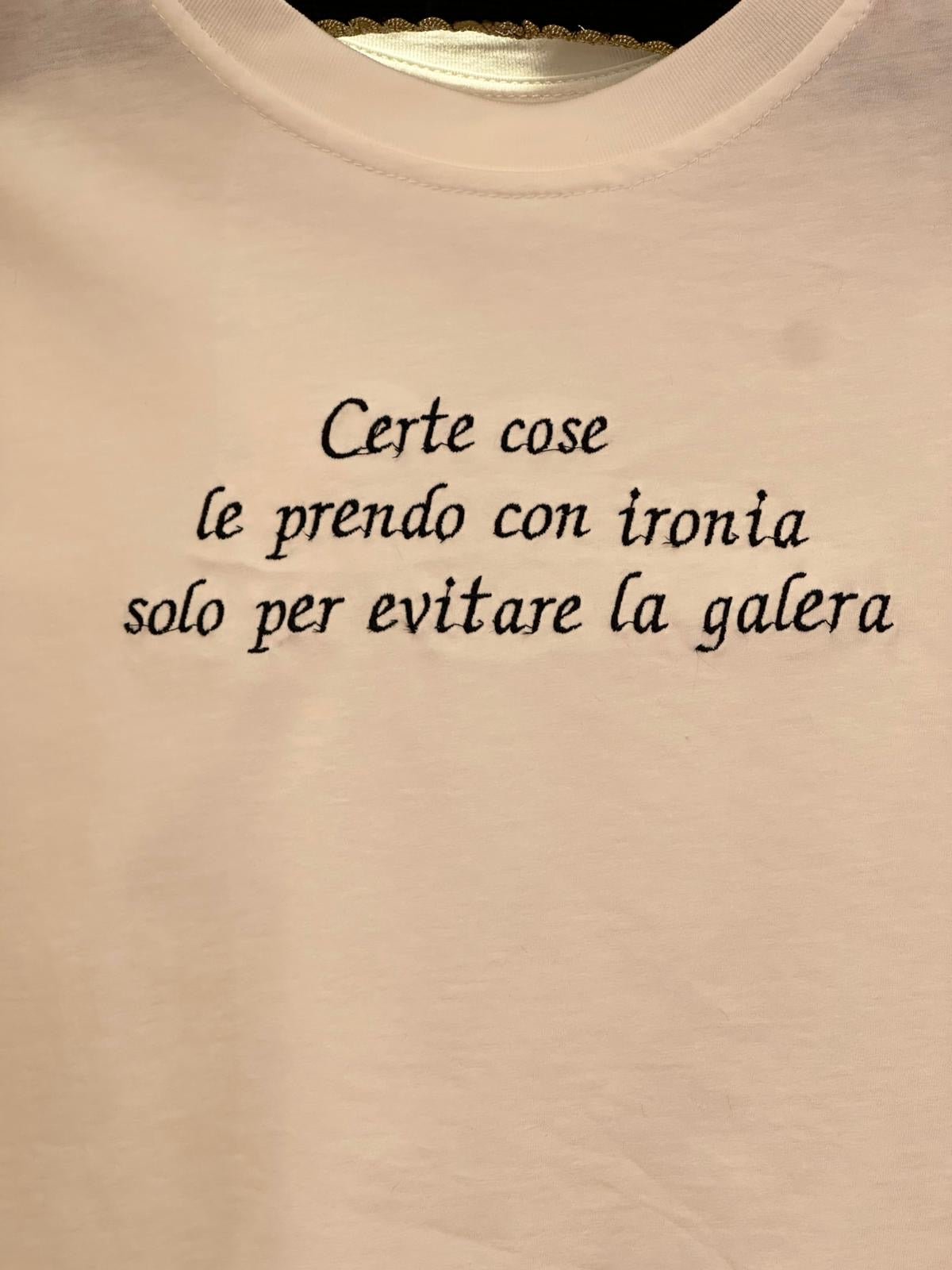 T-shirt Certe cose le prendo con ironia solo per evitare la galera - Carlo Deni