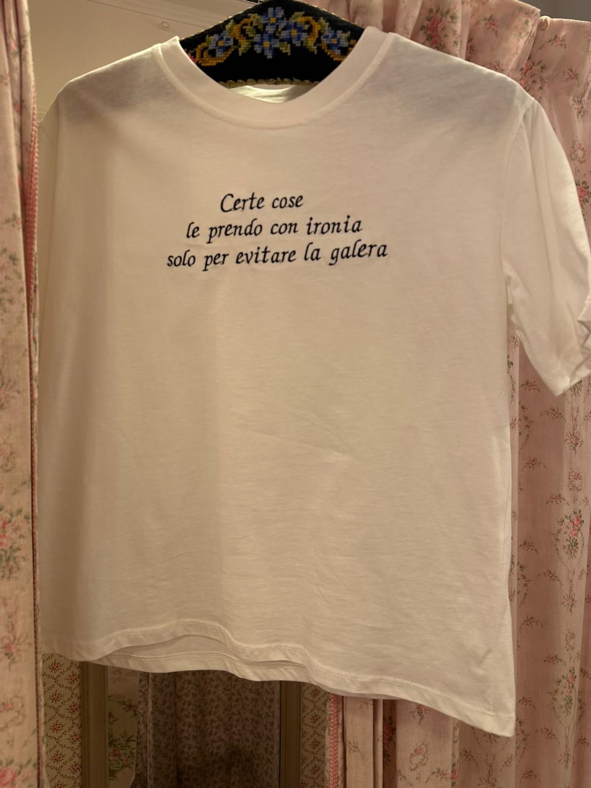 T-shirt Certe cose le prendo con ironia solo per evitare la galera - Carlo Deni