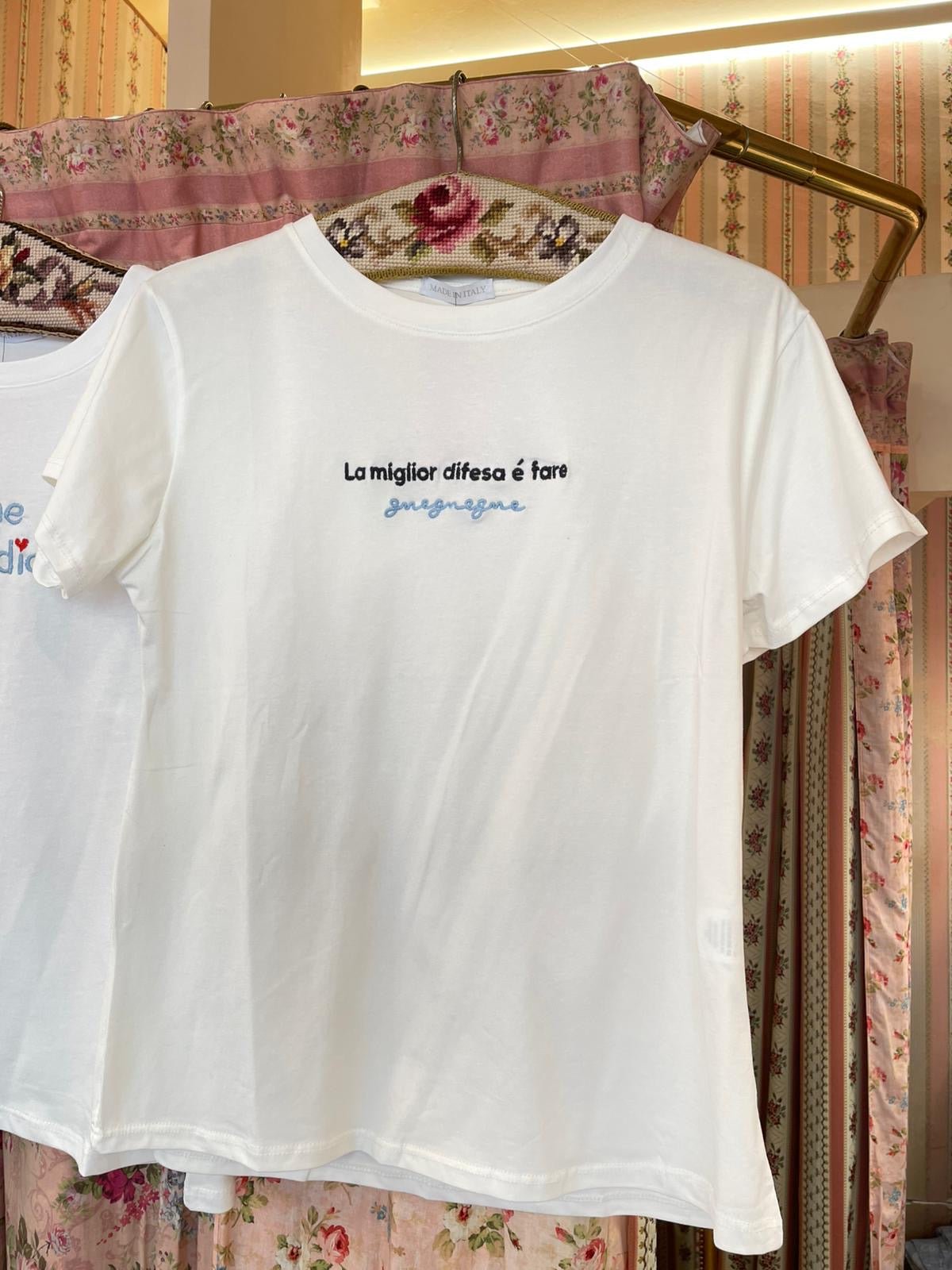 T-shirt La miglior difesa é fare gnegnegne - Carlo Deni