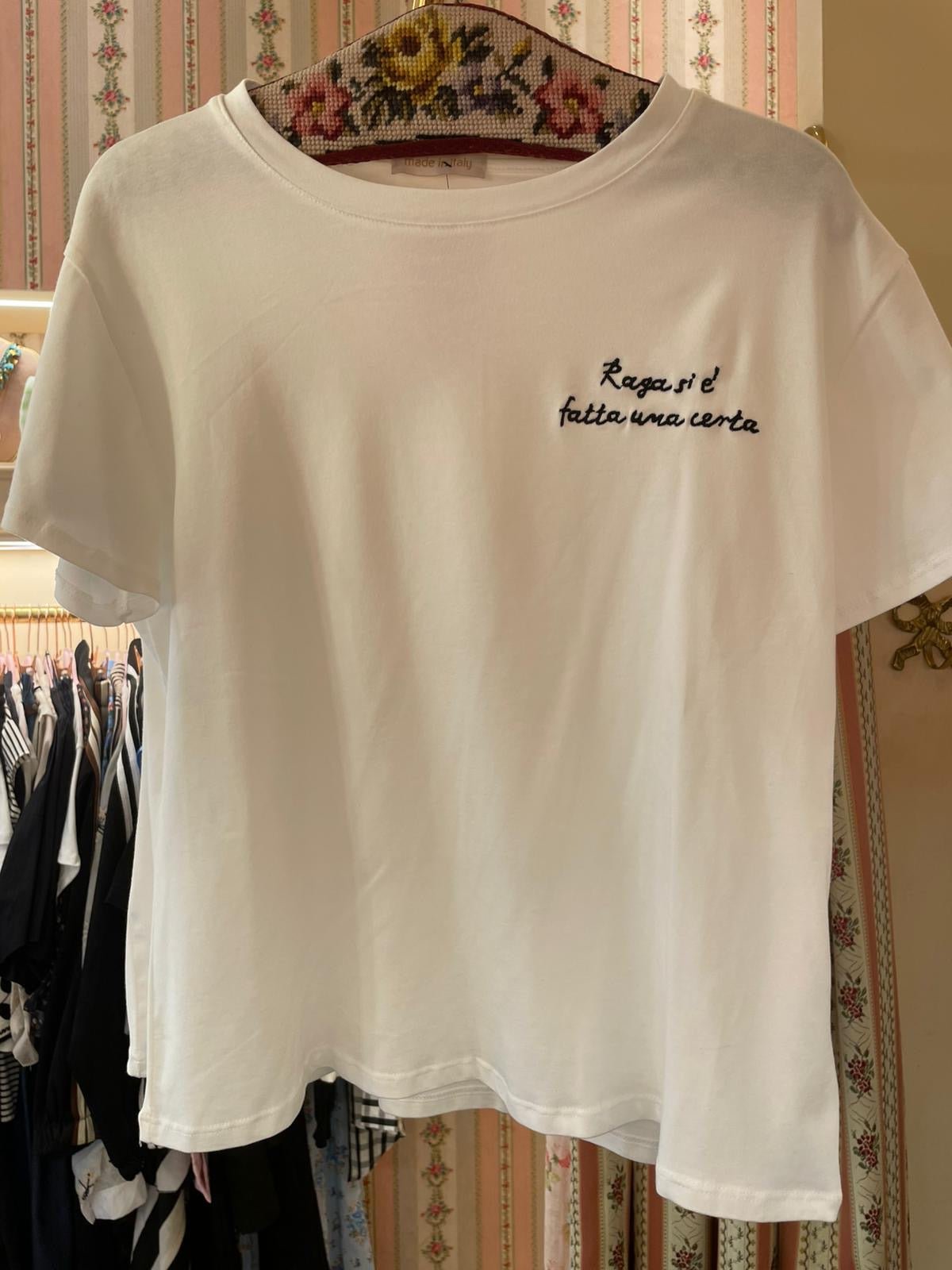 T-shirt Raga si è fatta una certa - Carlo Deni