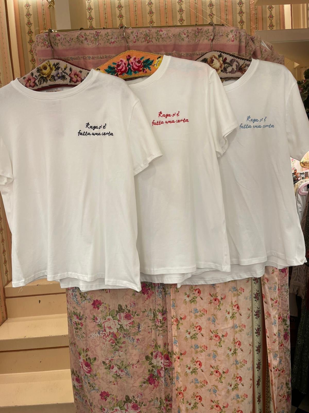 T-shirt Raga si è fatta una certa - Carlo Deni
